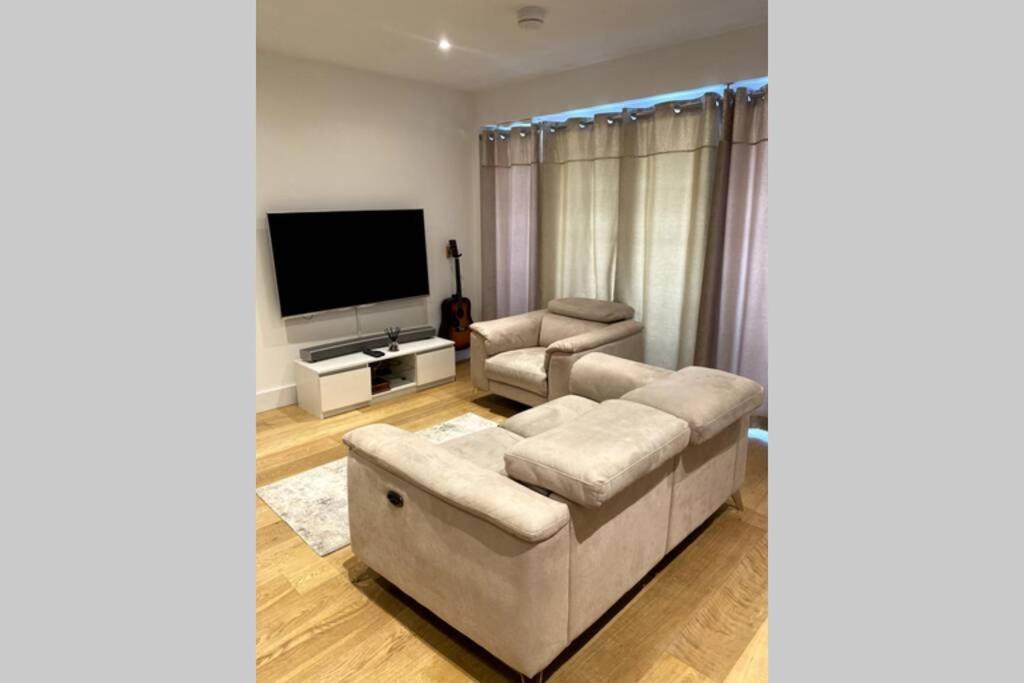 בורהמווד Luxury 1 Bedroom Apartment With Netflix & Parking מראה חיצוני תמונה