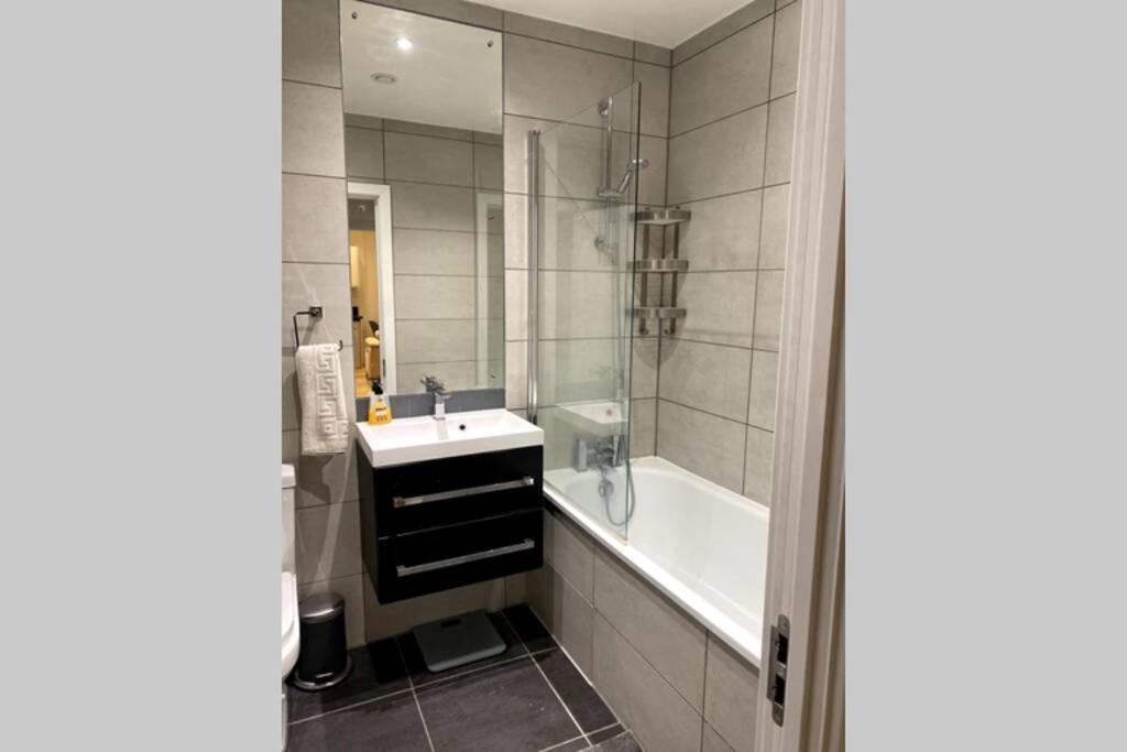 בורהמווד Luxury 1 Bedroom Apartment With Netflix & Parking מראה חיצוני תמונה